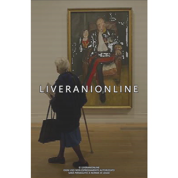 A woman looks at \'The Brigadier\' in the \'Lucian Freud Portraits\' exhibition at the National Portrait Gallery in London, Britain on 8 February 2012 . The exhibition, which officially open to the general public on February 9, 2012, features 130 artworks spanning the length of Freud\'s painting career from the early 1940s until his final, unfinished work. © Facundo Arrizabalaga - photoshot - ag. aldo liverani sas italy only LONDRA - MOSTRA DELL\'ARTISTA LUCIEN FREUD ALLA NATIONAL PORTRAIT GALLERY