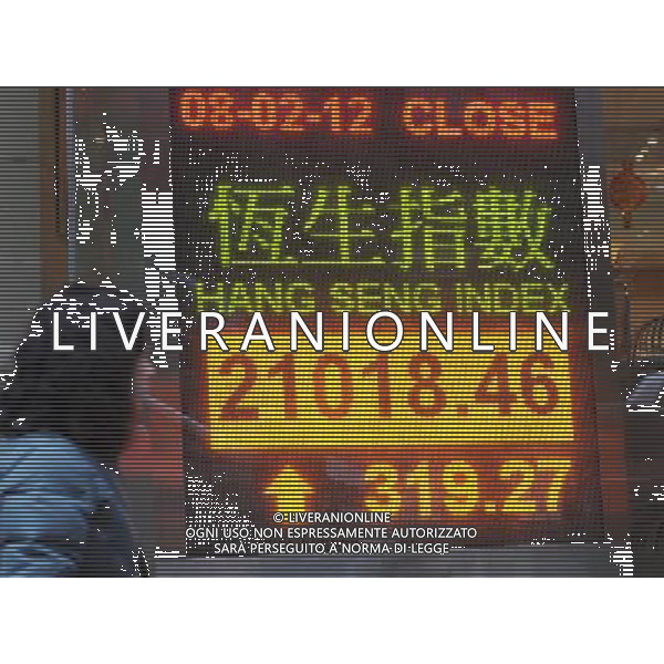 (120208) -- HONG KONG, Feb. 8, 2012 () -- A pedestrian walks past an electronic panel displaying the benchmark Hang Seng Index in south China\'s Hong Kong, Feb. 8, 2012. Hong Kong stocks gained 319.27 points, or 1.54 percent, to close at 21018.46 on Wednesday. (/Wong Pun Keung) (lmm) - Xinhua/Photoshot - ag. aldo liverani sas italy only Borsa Hong Kong: Hang Seng chiude in rialzo dell\'1,5%