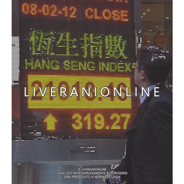 (120208) -- HONG KONG, Feb. 8, 2012 () -- A pedestrian walks past an electronic panel displaying the benchmark Hang Seng Index in south China\'s Hong Kong, Feb. 8, 2012. Hong Kong stocks gained 319.27 points, or 1.54 percent, to close at 21018.46 on Wednesday. (/Wong Pun Keung) (lmm) - Xinhua/Photoshot - ag. aldo liverani sas italy only Borsa Hong Kong: Hang Seng chiude in rialzo dell\'1,5%
