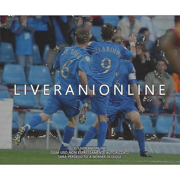 BOCHUM (GERMANIA) 05/06/2004 CAMPIONATI EUROPEI UNDER 21 ITALIA-PORTOGALLO SEMIFINALE NELLA FOTO ESULTANZA DI ALBERTO GILARDINO DOPO IL GOL DEL VANTAGGIO FOTO FILIPPO VENEZIA/AGENZIA ALDO LIVERANI