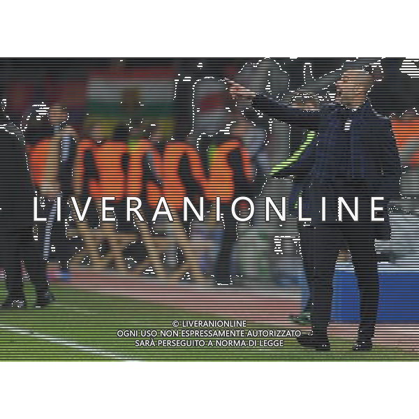 firo Fu§ball,Fussball, 14.02.2012 UEFA Champions League, Saison 2011/2012 Bayer 04 Leverkusen - FC Barcelona 1:3 Josep Guardiola, Coach Barcelona, gibt Anweisungen, Gestik $worldrightsEs gelten unsere AGB, einsehbar auf www.firosportphoto.de copyright by firo sportphoto: Coesfelder Stra§e 207Ê 48249 D † L M E N (Duelmen) www.firosportphoto.de mail@firosportphoto.de (V o l k s b a n k B o c h u m - W i t t e n ) BLZ.: 430 601 29 Kt. Nr.: 341 117 100 Tel:Ê 02594-9916004 Fax:Ê 02594-9916005 Champions League, Bayer Leverkusen Barcellona 1-3 ©AG ALDO LIVERANI SAS - ITALY ONLY *** Local Caption *** .