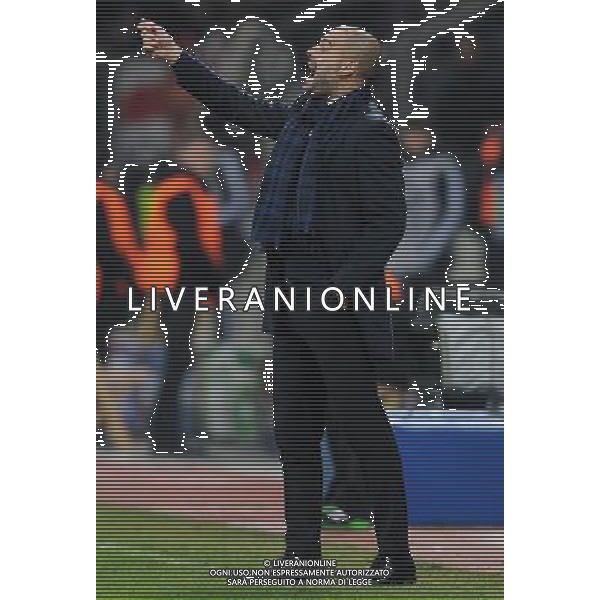 firo Fu§ball,Fussball, 14.02.2012 UEFA Champions League, Saison 2011/2012 Bayer 04 Leverkusen - FC Barcelona 1:3 Josep Guardiola, Coach Barcelona, gibt Anweisungen, Gestik $worldrightsEs gelten unsere AGB, einsehbar auf www.firosportphoto.de copyright by firo sportphoto: Coesfelder Stra§e 207Ê 48249 D † L M E N (Duelmen) www.firosportphoto.de mail@firosportphoto.de (V o l k s b a n k B o c h u m - W i t t e n ) BLZ.: 430 601 29 Kt. Nr.: 341 117 100 Tel:Ê 02594-9916004 Fax:Ê 02594-9916005 Champions League, Bayer Leverkusen Barcellona 1-3 ©AG ALDO LIVERANI SAS - ITALY ONLY *** Local Caption *** .
