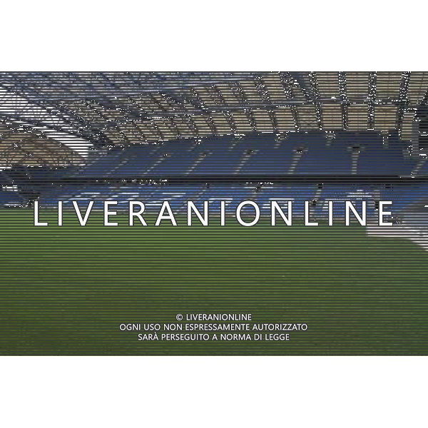 POZNAN 29.08.2011 LECH POZNAN STADION LECHA MIEJSKI PILKA NOZNA BOISKO GLOWNA PLYTA N/Z: NOWA MURAWA NA STADIONIE LECHA TRAWA MURAWA REKULTYWACJA MACIEJ OPALA / NEWSPIX.PL --- Newspix.pl EDIZIONE EUROPEI 2012 UCRAINA POLONIA CALCIO STADI AG ALDO LIVERANI SAS - ITALY ONLY - *** Local Caption *** _