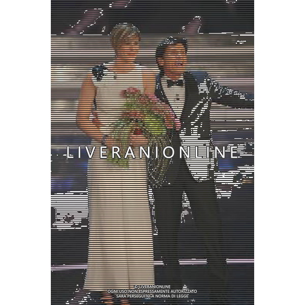 SANREMO: 62mo FESTIVAL DELLA CANZONE ITALIANA - TERZA SERATA 16/02/2012 NELLA FOTO FEDERICA PELLEGRINI CON GIANNI MORANDI ©GAZZANIGA/AGENZIA ALDO LIVERANI SAS 