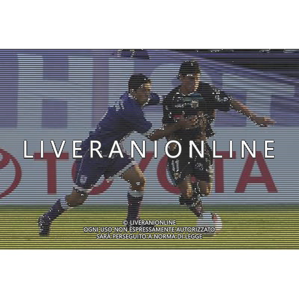 (120215) MONTEVIDEO, Feb. 15, 2012 Uruguay\'s Defensor Sporting\'s Nestor Moiraghi (L) vies for the ball with Ecuador\'s Deportivo Quito\'s Matias Alsutiza (R), during a Copa Libertadores\' match, held at Luis Franzini stadium, in Montevideo, capital of Uruguay, on Feb. 14, 2012. (/Nicolas Celaya) (sp) ©photoshot/AGENZIA ALDO LIVERANI SAS - ITALY ONLY - Defensor Sporting - Deportivo Quito partita della Copa Libertadores, allo stadio Luis Franzini, a Montevideo, capitale dell\'Uruguay, il 14 febbraio 2012.