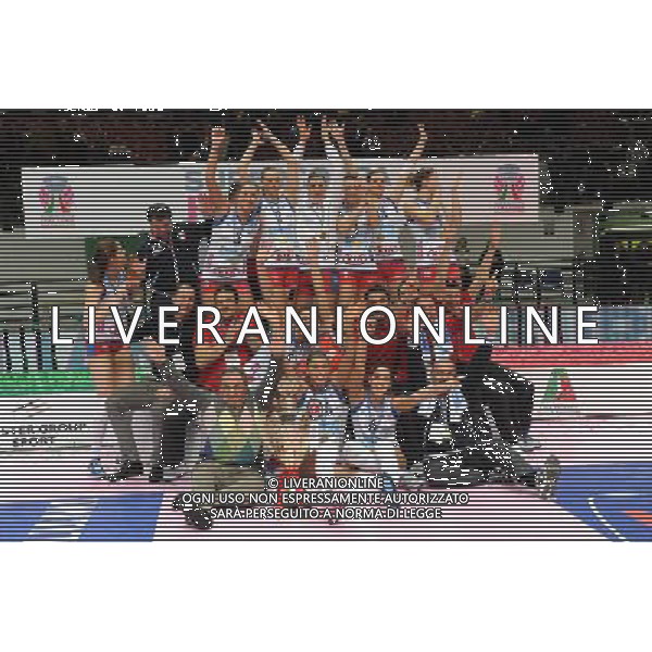 Monza - 16/02/2012 Supercoppa Italiana pallavolo femminile Norda Foppapedretti Bergamo - MC Carnaghi Villa Cortese nella foto: la Norda Foppapedretti Bergamo festeggia la vittoria con la coppa foto Roberto Garavaglia - ag. Aldo Liverani sas