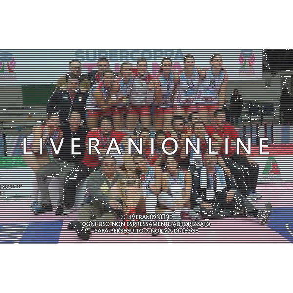 Monza - 16/02/2012 Supercoppa Italiana pallavolo femminile Norda Foppapedretti Bergamo - MC Carnaghi Villa Cortese nella foto: la Norda Foppapedretti Bergamo festeggia la vittoria con la coppa foto Roberto Garavaglia - ag. Aldo Liverani sas