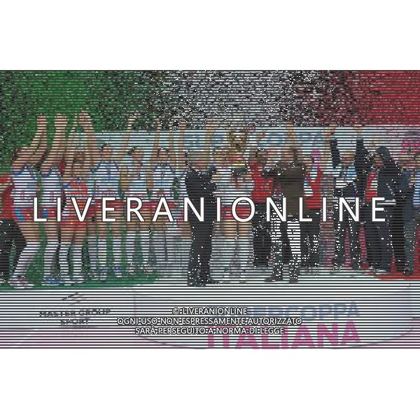 Monza - 16/02/2012 Supercoppa Italiana pallavolo femminile Norda Foppapedretti Bergamo - MC Carnaghi Villa Cortese nella foto: la consegna della coppa a Francesca Piccinini capitano della Norda Foppapedretti Bergamo foto Roberto Garavaglia - ag. Aldo Liverani sas