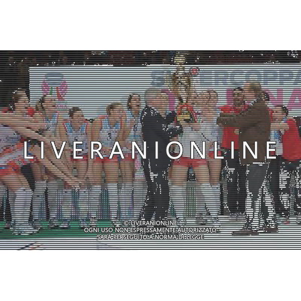 Monza - 16/02/2012 Supercoppa Italiana pallavolo femminile Norda Foppapedretti Bergamo - MC Carnaghi Villa Cortese nella foto: la consegna della coppa a Francesca Piccinini capitano della Norda Foppapedretti Bergamo foto Roberto Garavaglia - ag. Aldo Liverani sas