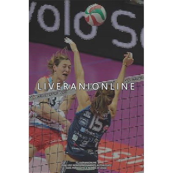 Monza - 16/02/2012 Supercoppa Italiana pallavolo femminile Norda Foppapedretti Bergamo - MC Carnaghi Villa Cortese nella foto: Valentina Arrighetti (Norda Foppapedretti Bergamo) contro il muro di Makare Wilson (MC Carnaghi Villa Cortese) foto Roberto Garavaglia - ag. Aldo Liverani sas