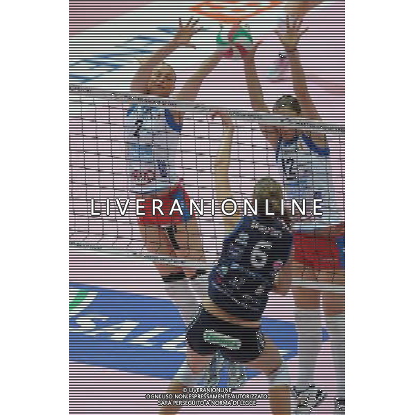 Monza - 16/02/2012 Supercoppa Italiana pallavolo femminile Norda Foppapedretti Bergamo - MC Carnaghi Villa Cortese nella foto: Iuliana Nucu e Francesca Piccinini (Norda Foppapedretti Bergamo) a muro su Sarah Pavan (MC Carnaghi Villa Cortese) foto Roberto Garavaglia - ag. Aldo Liverani sas