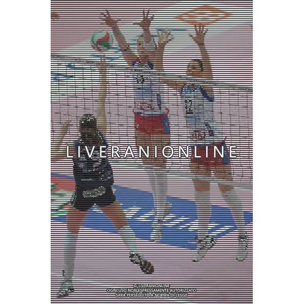 Monza - 16/02/2012 Supercoppa Italiana pallavolo femminile Norda Foppapedretti Bergamo - MC Carnaghi Villa Cortese nella foto: Valentina Arrighetti e Francesca Piccinini (Norda Foppapedretti Bergamo) a muro su Lucia Bosetti (MC Carnaghi Villa Cortese) foto Roberto Garavaglia - ag. Aldo Liverani sas