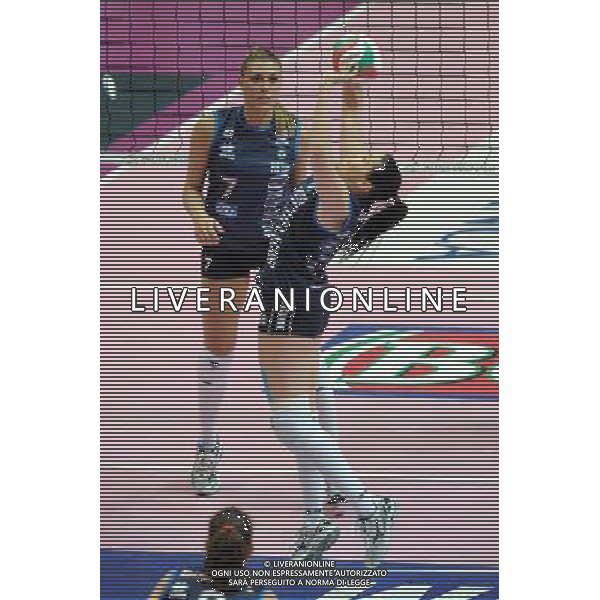 Monza - 16/02/2012 Supercoppa Italiana pallavolo femminile Norda Foppapedretti Bergamo - MC Carnaghi Villa Cortese nella foto: Lindsey Berg e dietro Martina Guiggi (MC Carnaghi Villa Cortese) foto Roberto Garavaglia - ag. Aldo Liverani sas