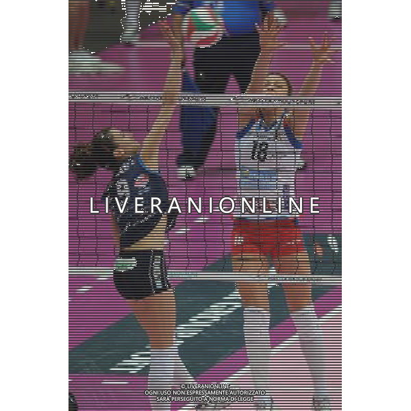 Monza - 16/02/2012 Supercoppa Italiana pallavolo femminile Norda Foppapedretti Bergamo - MC Carnaghi Villa Cortese nella foto: Lucia Bosetti (MC Carnaghi Villa Cortese) contro il muro di Valentina Serena (Norda Foppapedretti Bergamo) foto Roberto Garavaglia - ag. Aldo Liverani sas