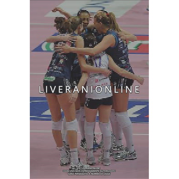 Monza - 16/02/2012 Supercoppa Italiana pallavolo femminile Norda Foppapedretti Bergamo - MC Carnaghi Villa Cortese nella foto: esultanza MC Carnaghi Villa Cortese foto Roberto Garavaglia - ag. Aldo Liverani sas