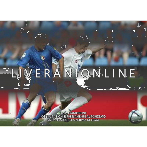 BOCHUM (GERMANIA) 08/06/2004 ITALIA-SERBIA UNDER 21 FINALE CAMPIONATO EUROPEO NELLA FOTO GIUSEPPE SCULLI E BIAVIC FOTO FILIPPO VENEZIA/AGENZIA ALDO LIVERANI