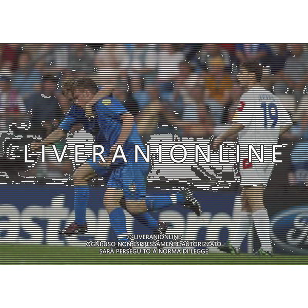 BOCHUM (GERMANIA) 08/06/2004 ITALIA-SERBIA UNDER 21 FINALE CAMPIONATO EUROPEO NELLA FOTO ABBRACCI ESULTANZA DOPO IL GOL DI DANIELE DE ROSSI DEL 1-0 FOTO FILIPPO VENEZIA/AGENZIA ALDO LIVERANI