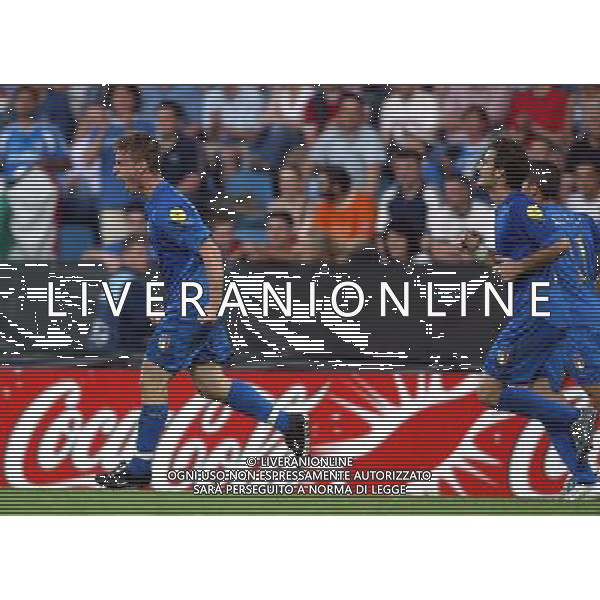 BOCHUM (GERMANIA) 08/06/2004 ITALIA-SERBIA UNDER 21 FINALE CAMPIONATO EUROPEO NELLA FOTO ABBRACCI ESULTANZA DOPO IL GOL DI DANIELE DE ROSSI DEL 1-0 FOTO FILIPPO VENEZIA/AGENZIA ALDO LIVERANI