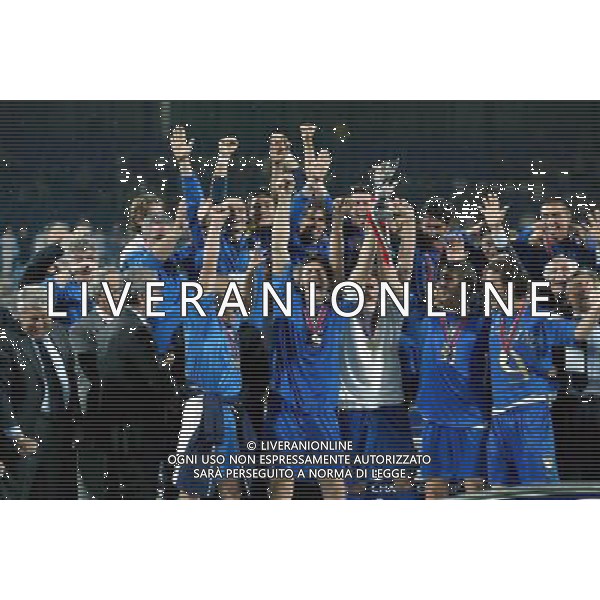 BOCHUM (GERMANIA) 08/06/2004 ITALIA-SERBIA UNDER 21 FINALE CAMPIONATO EUROPEO NELLA FOTO FESTEGGIAMENTI DEI GIOCATORI ITALIANI VINCITORI DEL TROFEO FOTO FILIPPO VENEZIA/AGENZIA ALDO LIVERANI