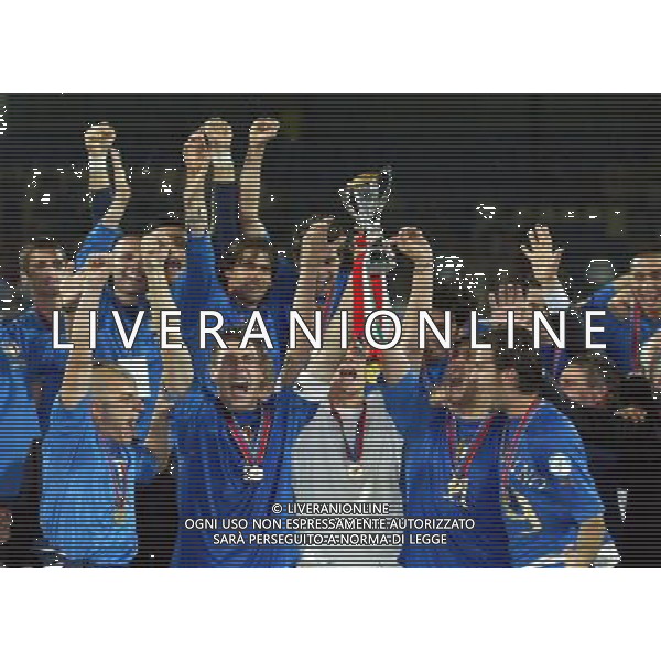 BOCHUM (GERMANIA) 08/06/2004 ITALIA-SERBIA UNDER 21 FINALE CAMPIONATO EUROPEO NELLA FOTO FESTEGGIAMENTI DEI GIOCATORI ITALIANI VINCITORI DEL TROFEO FOTO FILIPPO VENEZIA/AGENZIA ALDO LIVERANI