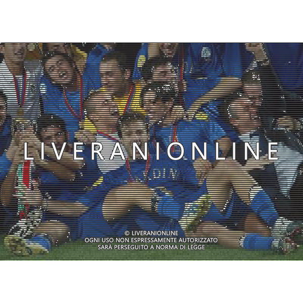 BOCHUM (GERMANIA) 08/06/2004 ITALIA-SERBIA UNDER 21 FINALE CAMPIONATO EUROPEO NELLA FOTO FESTEGGIAMENTI DEI GIOCATORI ITALIANI VINCITORI DEL TROFEO FOTO FILIPPO VENEZIA/AGENZIA ALDO LIVERANI