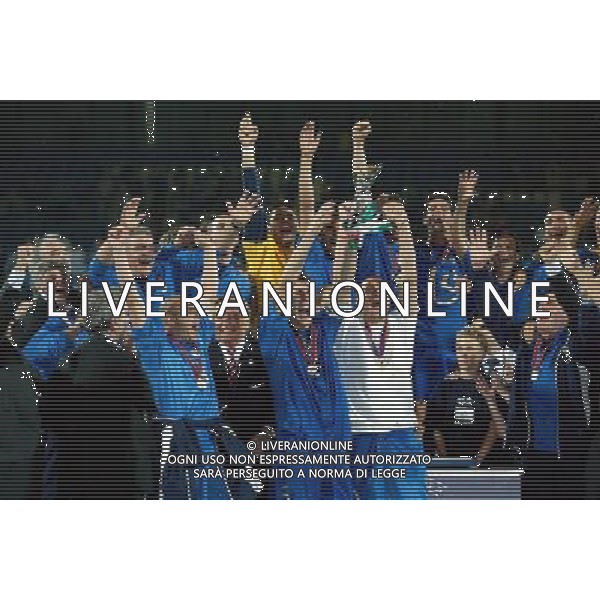 Bochum, ( Germania ) 08 / 06 / 2004 Calcio - Italia Under 21 Campionato Europeo Italia - Serbia Montenegro Under 21 Nella foto: Daniele Bonera, Matteo Brighi festeggiano insieme alla squadra la vittoria ph Filippo Venezia / AG Aldo Liverani 