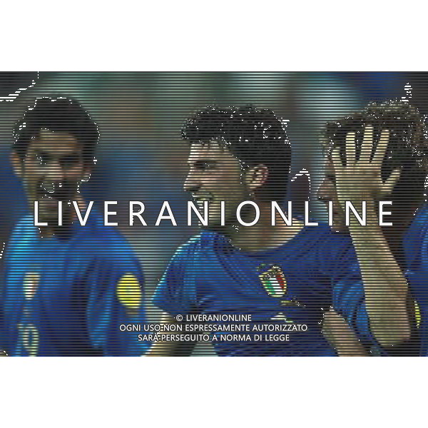 Bochum, ( Germania ) 08 / 06 / 2004 Calcio - Italia Under 21 Campionato Europeo Italia - Serbia Montenegro Under 21 Nella foto: Cesare Bovo, Daniele De Rossi festeggiano insieme alla squadra la vittoria ph Filippo Venezia / AG Aldo Liverani 