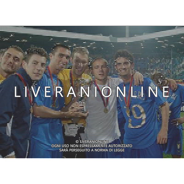 Bochum, ( Germania ) 08 / 06 / 2004 Calcio - Italia Under 21 Campionato Europeo Italia - Serbia Montenegro Under 21 Nella foto: sx Daniele Bonera, Andrea Caracciolo, Federico Agliardi,Matteo Brighi e Del Nero Simone festeggia la vittoria ph Filippo Ven