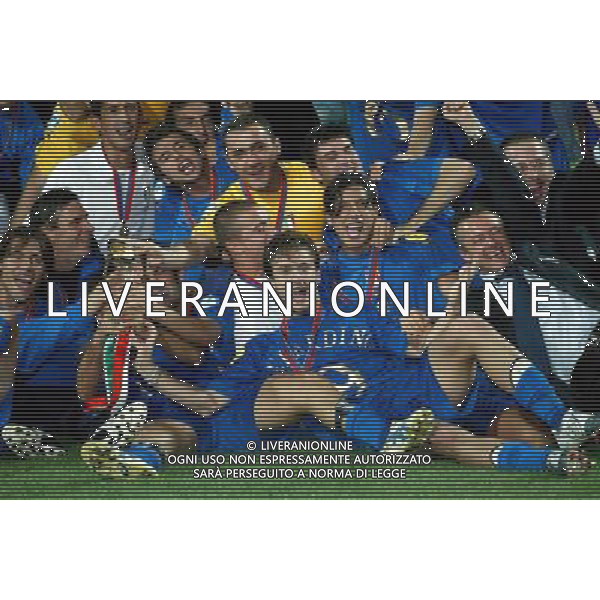 Bochum, ( Germania ) 08 / 06 / 2004 Calcio - Italia Under 21 Campionato Europeo Italia - Serbia Montenegro Under 21 Nella foto: alberto gilardino con la coppa europea ph Filippo Venezia / AG Aldo Liverani 