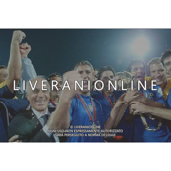 Bochum, ( Germania ) 08 / 06 / 2004 Calcio - Italia Under 21 Campionato Europeo Italia - Serbia Montenegro Under 21 Nella foto: Giuseppe Sculli festeggia con la squadra la vittoria ph Filippo Venezia / AG Aldo Liverani 