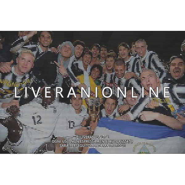 64å¡ Viareggio Cup World Football Tournament Coppa Carnevale 2012 Finale Viareggio (LU) - 20.02.2012 Roma-Juventus Nella Foto:esultanza finale juventus con la coppa - esultanza finale juventus /Ph.Vitez-Ag. Aldo Liverani