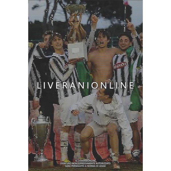 64å¡ Viareggio Cup World Football Tournament Coppa Carnevale 2012 Finale Viareggio (LU) - 20.02.2012 Roma-Juventus Nella Foto:beltrame con la coppa - esultanza finale juventus /Ph.Vitez-Ag. Aldo Liverani