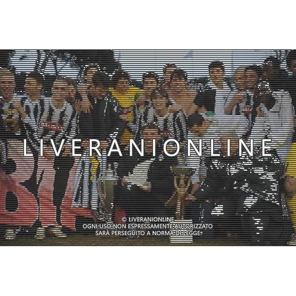 64å¡ Viareggio Cup World Football Tournament Coppa Carnevale 2012 Finale Viareggio (LU) - 20.02.2012 Roma-Juventus Nella Foto:esultanza finale juventus con la coppa e baroni - esultanza finale juventus /Ph.Vitez-Ag. Aldo Liverani