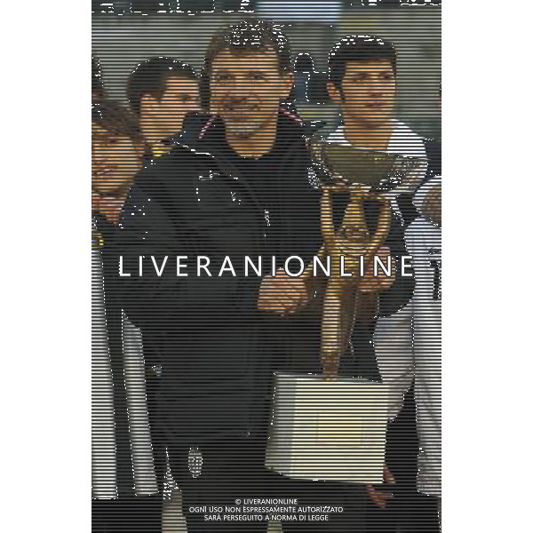 64å¡ Viareggio Cup World Football Tournament Coppa Carnevale 2012 Finale Viareggio (LU) - 20.02.2012 Roma-Juventus Nella Foto:baroni con la coppa esultanza finale juventus /Ph.Vitez-Ag. Aldo Liverani