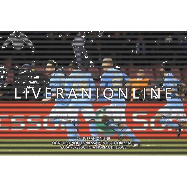 Napoli - 21/02/2012 - Stadio San Paolo - Uefa Champions League 2011/2012 - Ottavi di finale andata - Napoli vs Chelsea - nella foto: l\'esultanza di lavezzi å© Fabrizio Corradetti - Ag. Aldo Liverani sas