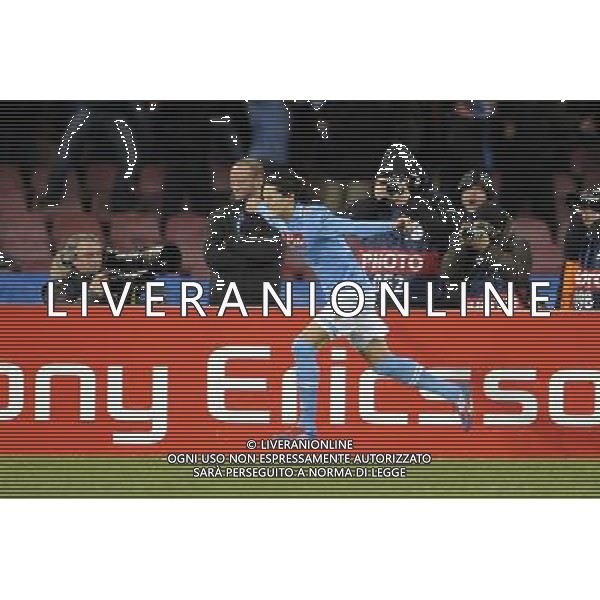 Napoli - 21/02/2012 - Stadio San Paolo - Uefa Champions League 2011/2012 - Ottavi di finale andata - Napoli vs Chelsea - nella foto: l\'esultanza dopo il gol di edinson cavani Œ© Fabrizio Corradetti - Ag. Aldo Liverani sas