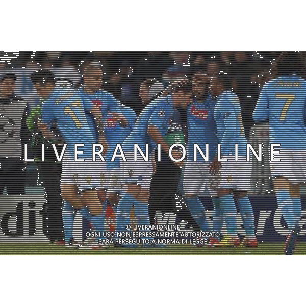 NAPOLI - CHELSEA CHAMPIONS LEAGUE 21/02/2012 NELLA FOTO: ABBRACCI ESULTANZA DOPO IL GOL DI EZEQUIEL LAVEZZI ©MOSCA/AGENZIA ALDO LIVERANI SAS