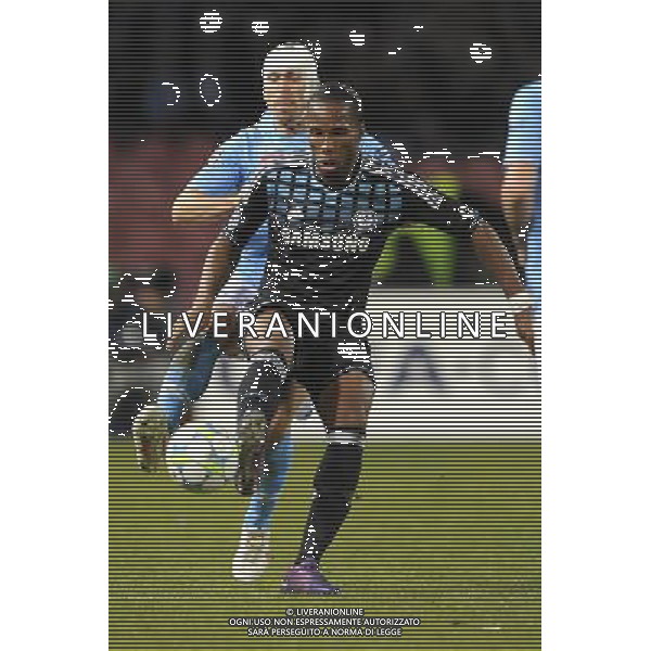Napoli - 21/02/2012 - Stadio San Paolo - Uefa Champions League 2011/2012 - Ottavi di finale andata - Napoli vs Chelsea - nella foto: Didier Drogba e Hugo Campagnaro å© Fabrizio Corradetti - Ag. Aldo Liverani sas