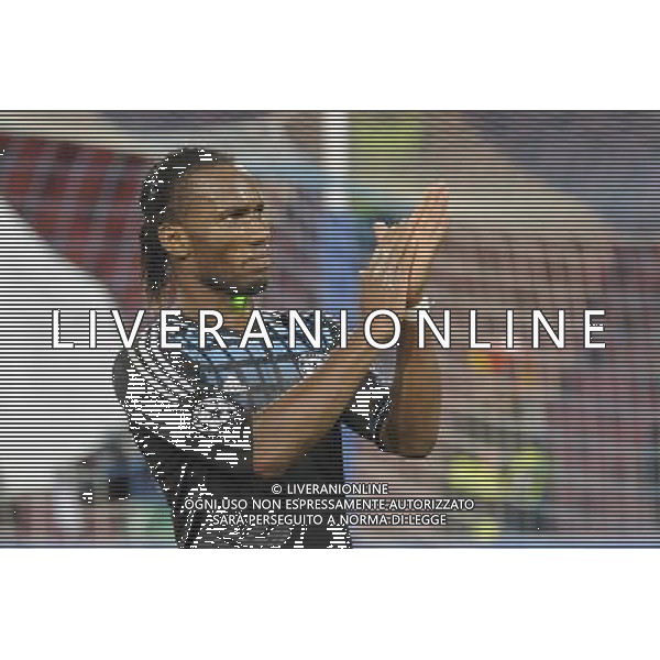 Napoli - 21/02/2012 - Stadio San Paolo - Uefa Champions League 2011/2012 - Ottavi di finale andata - Napoli vs Chelsea - nella foto: Didier Drogba saluta i tifosi a fine gara å© Fabrizio Corradetti - Ag. Aldo Liverani sas