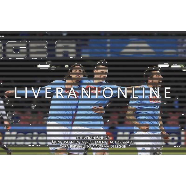 Napoli - 21/02/2012 - Stadio San Paolo - Uefa Champions League 2011/2012 - Ottavi di finale andata - Napoli vs Chelsea - nella foto: cavani hamsik e lavezzi esultano dopo il gol del 3 a 1 å© Fabrizio Corradetti - Ag. Aldo Liverani sas