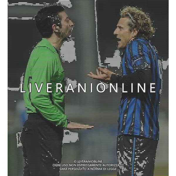 UEFA Champions League 2011/2012 Ottavi di Finale Andata Marsiglia (Francia) - 22.02.2012 Olympique Marsiglia-Inter Nella Foto: diego forlan protesta con l\'arbitro /Ph.Vitez-Ag. Aldo Liverani
