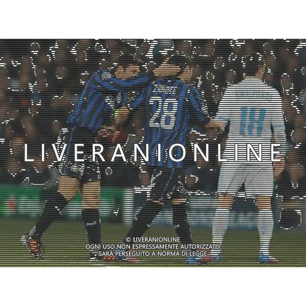 UEFA Champions League 2011/2012 Ottavi di Finale Andata Marsiglia (Francia) - 22.02.2012 Olympique Marsiglia-Inter Nella Foto: javier zanetti incita mauro zarate dopo la sostituzione /Ph.Vitez-Ag. Aldo Liverani