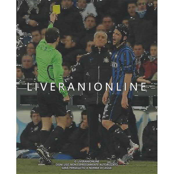 UEFA Champions League 2011/2012 Ottavi di Finale Andata Marsiglia (Francia) - 22.02.2012 Olympique Marsiglia-Inter Nella Foto: cartellino giallo per l\'ammonizione di crisitan chivu che saltera\'Ê la gara di ritorno /Ph.Vitez-Ag. Aldo Liverani
