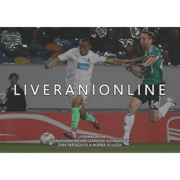23.02.2012, LIZBONA, PILKA NOZNA, FOOTBALL, LIGA EUROPA, EUROPA LEAGUE, LEGIA WARSZAWA - SPORTING LIZBONA, ANDRE CARRILLO (SPORTING), JAKUB WAWRZYNIAK (LEGIA), FOT. TOMASZ JASTRZEBOWSKI / FOTO OLIMPIK / NEWSPIX.PL --- Newspix.pl /AG ALDO LIVERANI SAS - ITALY ONLY - *** Local Caption *** .