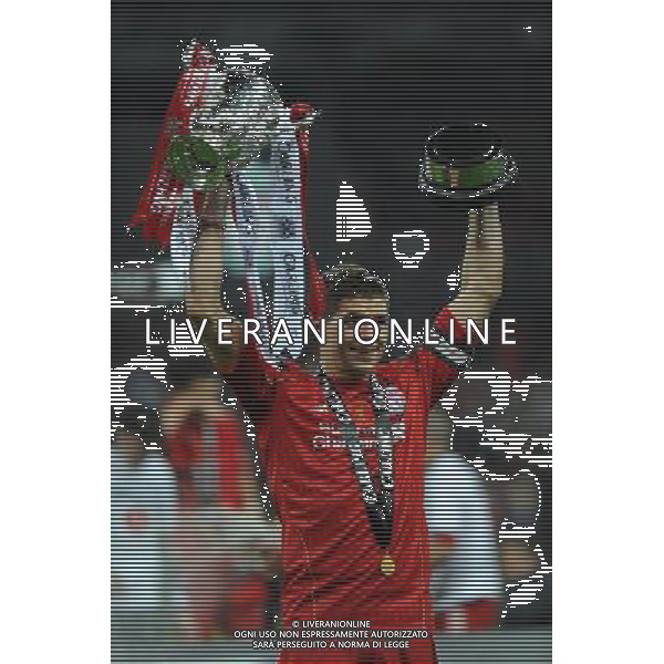 Liverpool\'s Steven Gerrard with the Carling League Cup Football - Carling Cup Final - Cardiff City v Liverpool - Sunday 26 February 2012 - Wembley Stadium - London å© CameraSport - 43 Linden Ave. Countesthorpe. Leicester. England. LE8 5PG - Tel: +44 (0) 116 277 4147 - admin@camerasport.com - www.camerasport.com AG ALDO LIVERANI S A S ONLY ITALY