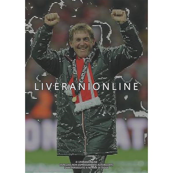 Liverpool\'s Manager Kenny Dalglish waves the Liverpool fans Football - Carling Cup Final - Cardiff City v Liverpool - Sunday 26 February 2012 - Wembley Stadium - London å© CameraSport - 43 Linden Ave. Countesthorpe. Leicester. England. LE8 5PG - Tel: +44 (0) 116 277 4147 - admin@camerasport.com - www.camerasport.com AG ALDO LIVERANI S A S ONLY ITALY