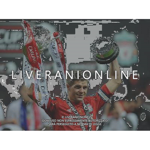 Liverpool\'s Steven Gerrard with the Carling League Cup Football - Carling Cup Final - Cardiff City v Liverpool - Sunday 26 February 2012 - Wembley Stadium - London å© CameraSport - 43 Linden Ave. Countesthorpe. Leicester. England. LE8 5PG - Tel: +44 (0) 116 277 4147 - admin@camerasport.com - www.camerasport.com AG ALDO LIVERANI S A S ONLY ITALY
