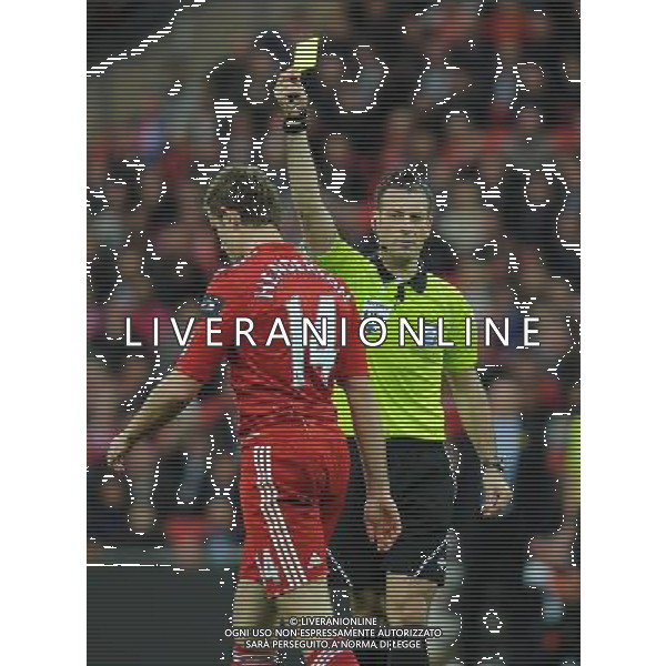 Referee Mark Clattenburg shows the yellow card to Liverpool\'s Jordan Henderson after he fouled Cardiff City\'s Joe Mason Football - Carling Cup Final - Cardiff City v Liverpool - Sunday 26 February 2012 - Wembley Stadium - London å© CameraSport - 43 Linden Ave. Countesthorpe. Leicester. England. LE8 5PG - Tel: +44 (0) 116 277 4147 - admin@camerasport.com - www.camerasport.com AG ALDO LIVERANI S A S ONLY ITALY