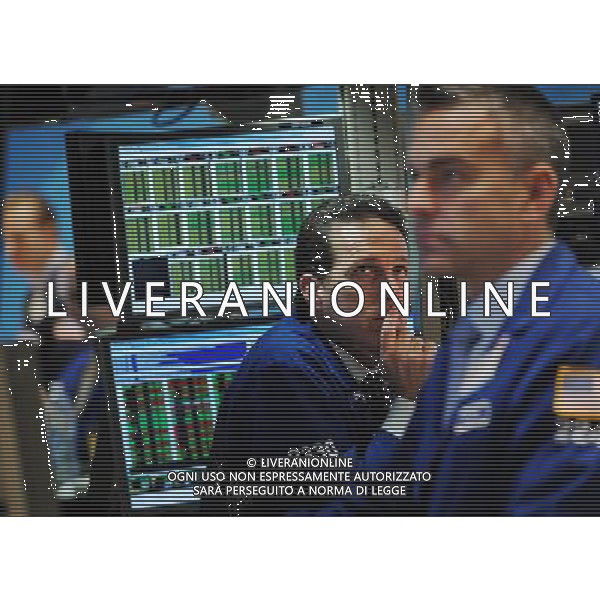 (120224) NEW YORK, Feb. 24, 2012 () Traders work on the floor of the New York Stock Exchange in New York, the United States, Feb. 24, 2012. U.S. stocks ended slightly mixed on Friday with the S\'P posting its best finish since June 2008. (/Shen Hong) ©photohsot/AGENZIA ALDO LIVERANI SAS - ITALY ONLY - Operatori e agenti della Borsa di New York, negli Stati Uniti