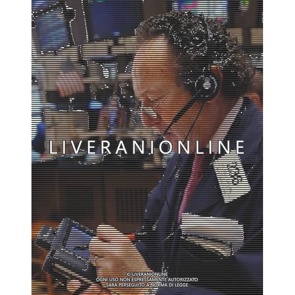 (120224) NEW YORK, Feb. 24, 2012 () A trader works on the floor of the New York Stock Exchange in New York, the United States, Feb. 24, 2012. U.S. stocks ended slightly mixed on Friday with the S\'P posting its best finish since June 2008. (/Shen Hong) ©photohsot/AGENZIA ALDO LIVERANI SAS - ITALY ONLY - Operatori e agenti della Borsa di New York, negli Stati Uniti